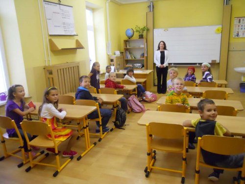Prváčci (a také druháci a třeťáci) první den ve škole v Popovicích - 3.9.2012